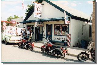 Angel Delgadillo barbershop tijdens onze motorreis naar Route 66