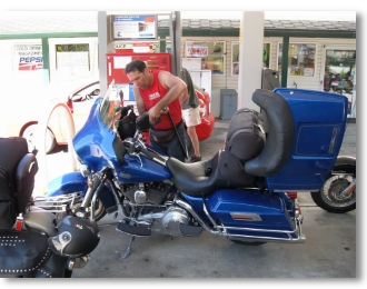 Regelmatig vullen we de tanks tijdens onze motorreis Canada